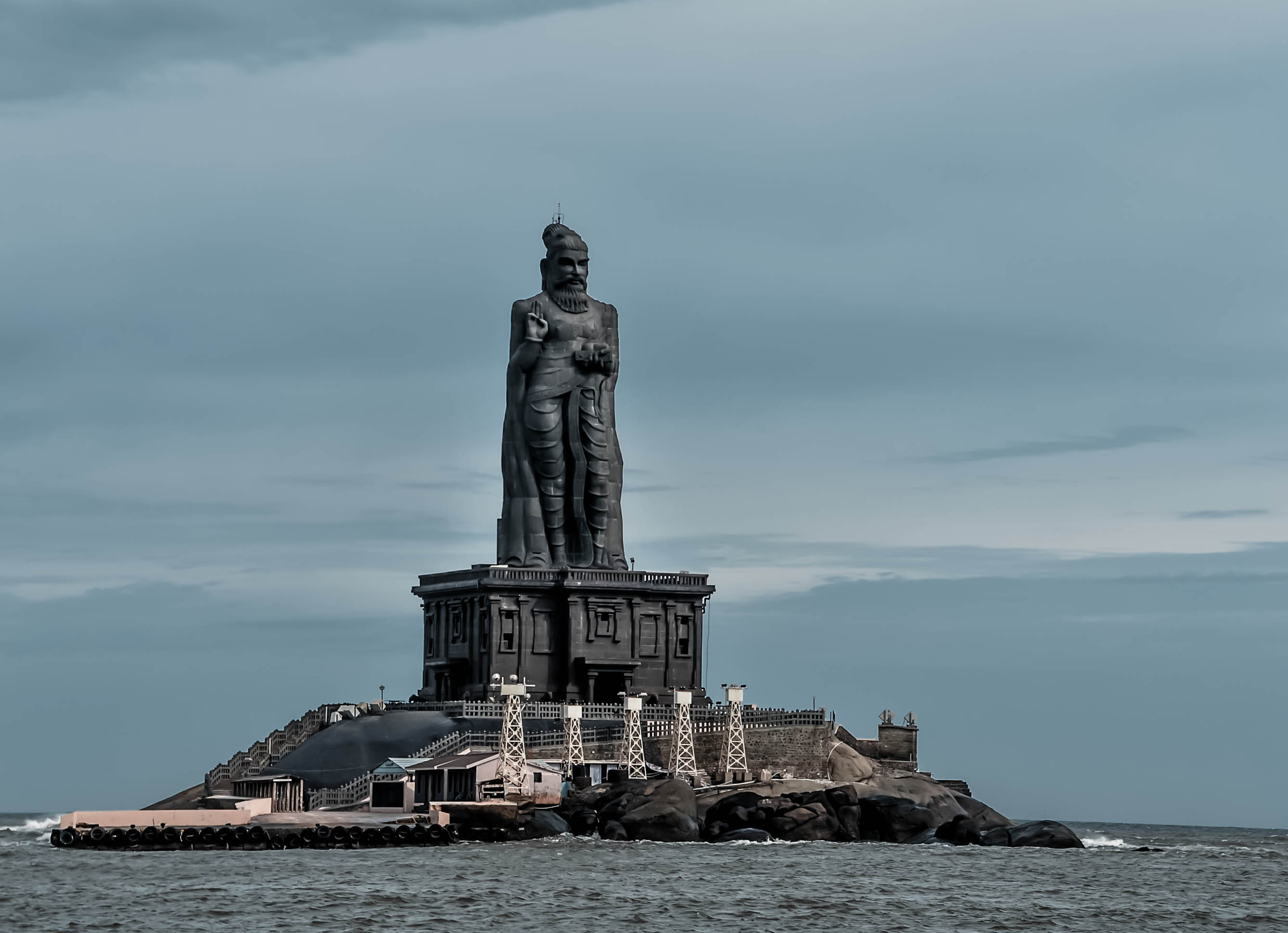 Thiruvalluvar_Statue_at_Kanyakumari_01